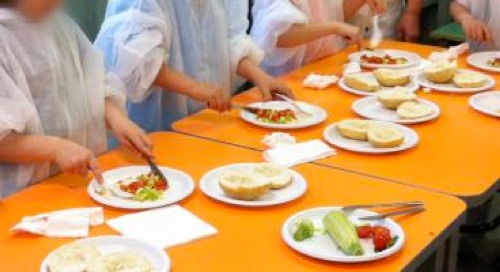 piatti monouso nelle scuole milanesi