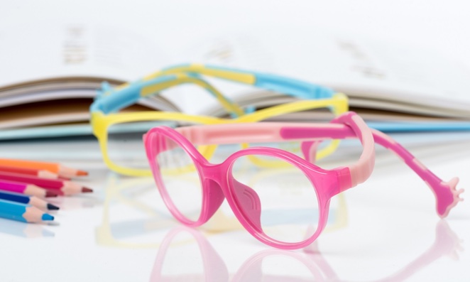 occhiali in materiale plastico per bambini