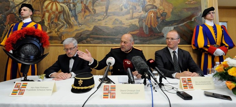 presentazione elmo guardie svizzere