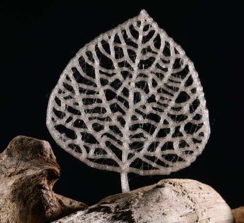 foglia stampata in 3D con la nuova bioplastica  Credito: Alain Herzog (EPFL)inted “leaf” made with the new bioplastic. Credit: Alain Herzog (EPFL)
