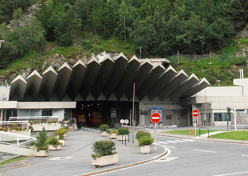 Ingresso tunnel monte bianco foto: Christophe Jacquet (Wikipedia)