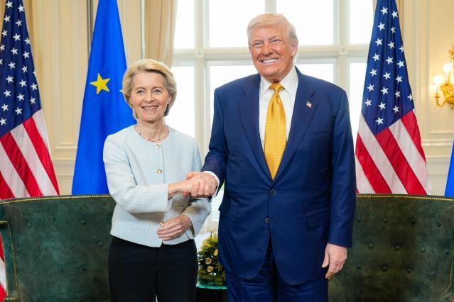 Donald Trump e da Ursula von der Leyen