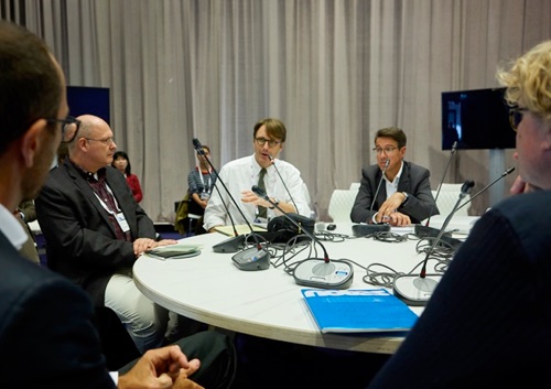 Mets round table compositi