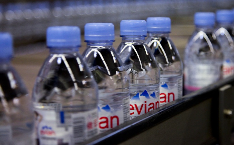 Evian bottiglie acqua minerale