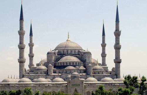 "Sultan Ahmed Mosque Istanbul Turkey retouched" di Dersaadet - Opera propria. Con licenza CC BY-SA 3.0 tramite Wikimedia Commons - http://commons.wikimedia.org/wiki/File:Sultan_Ahmed_Mosque_Istanbul_Turkey_retouched.jpg#/media/File:Sultan_Ahmed_Mosque_Istanbul_Turkey_retouched.jpg